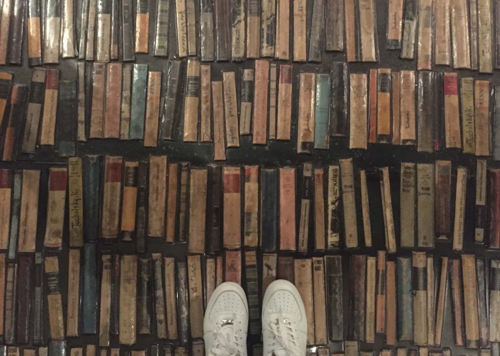 Zapatos sobre libros. El infinito en un junco de Irene Vallejo.