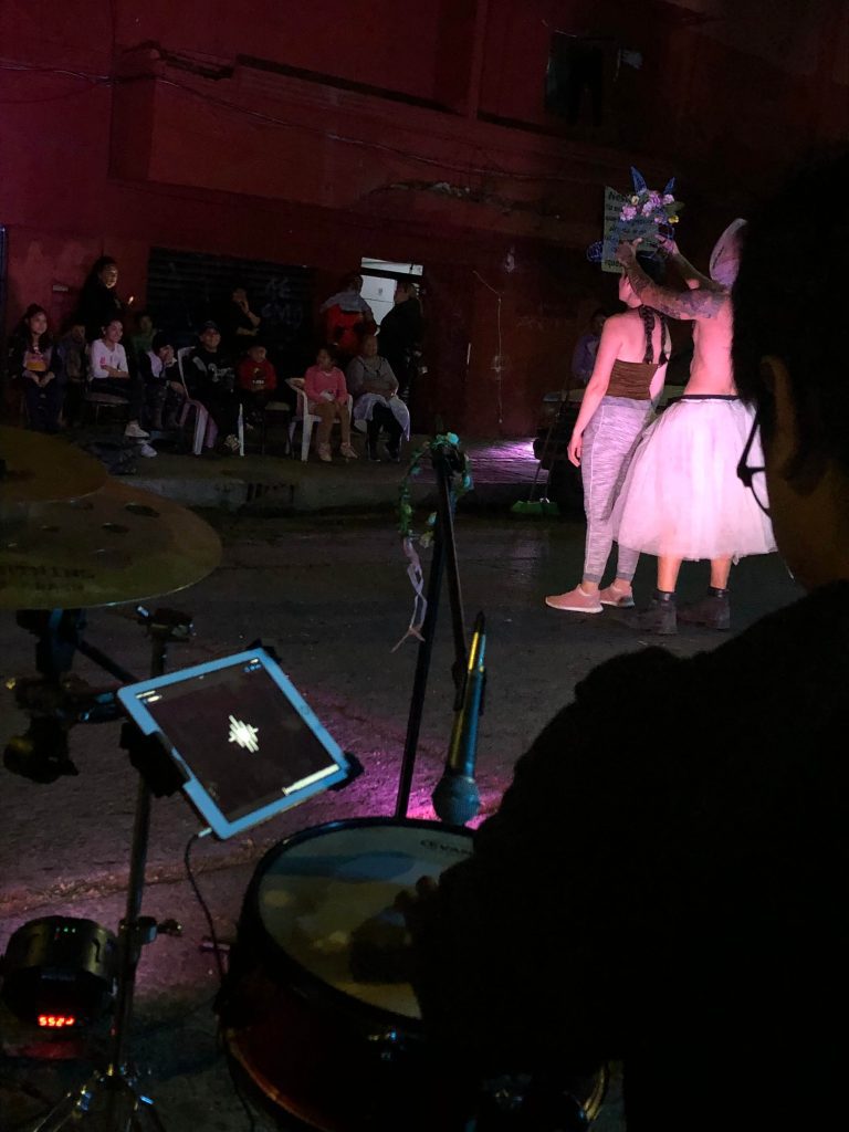 VSS, compañía de danza actuando en las calles