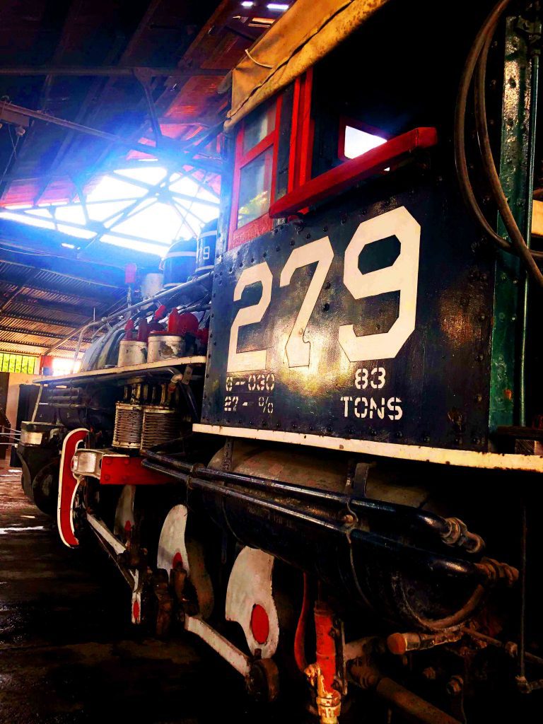 Costado de la máquina 279, el último tren a vapor en México.