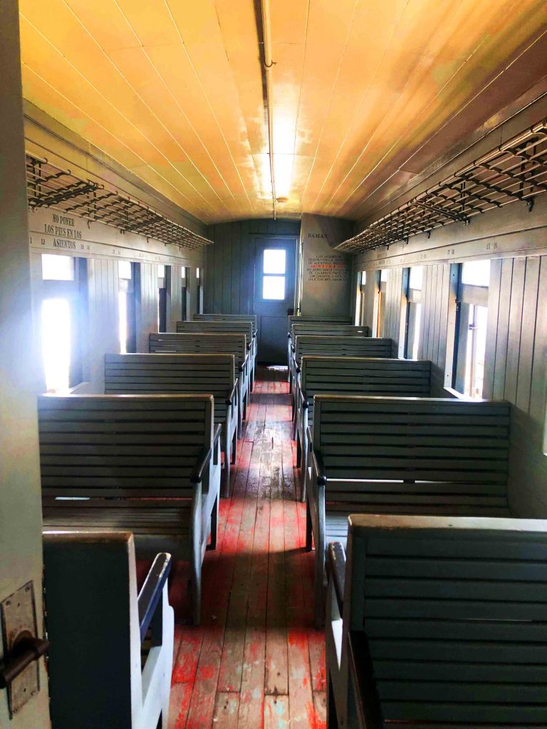 Interior del vagón de segunda clase del ferrocarril 279.