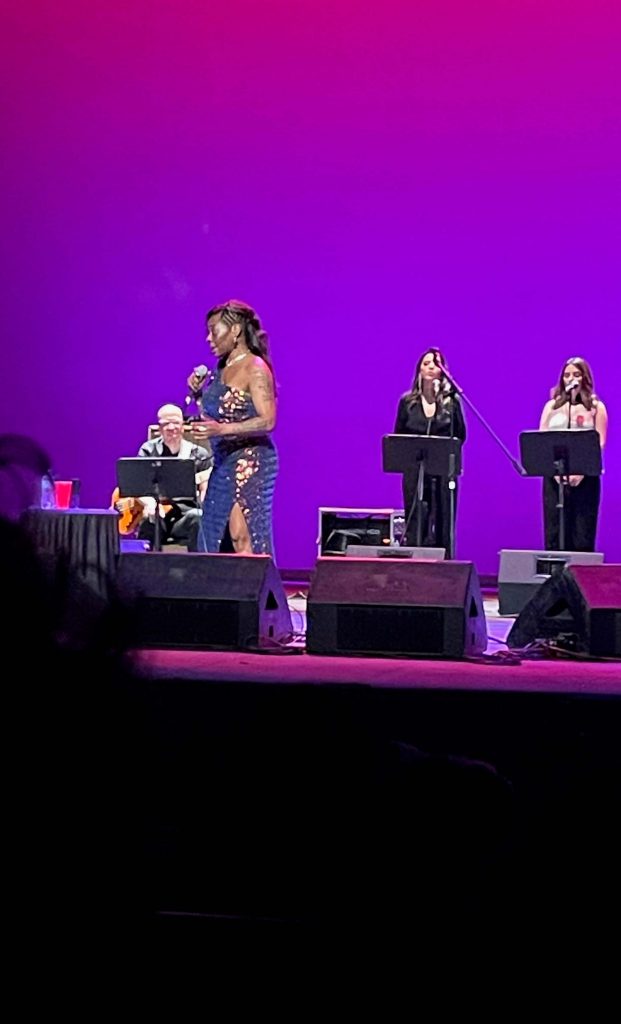 Buika cantando en el escenario del Teatro Esperanza Iris de la CDMX.