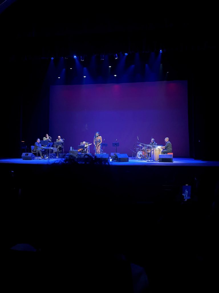 Buika cantando en el escenario del Teatro Esperanza Iris de la CDMX.