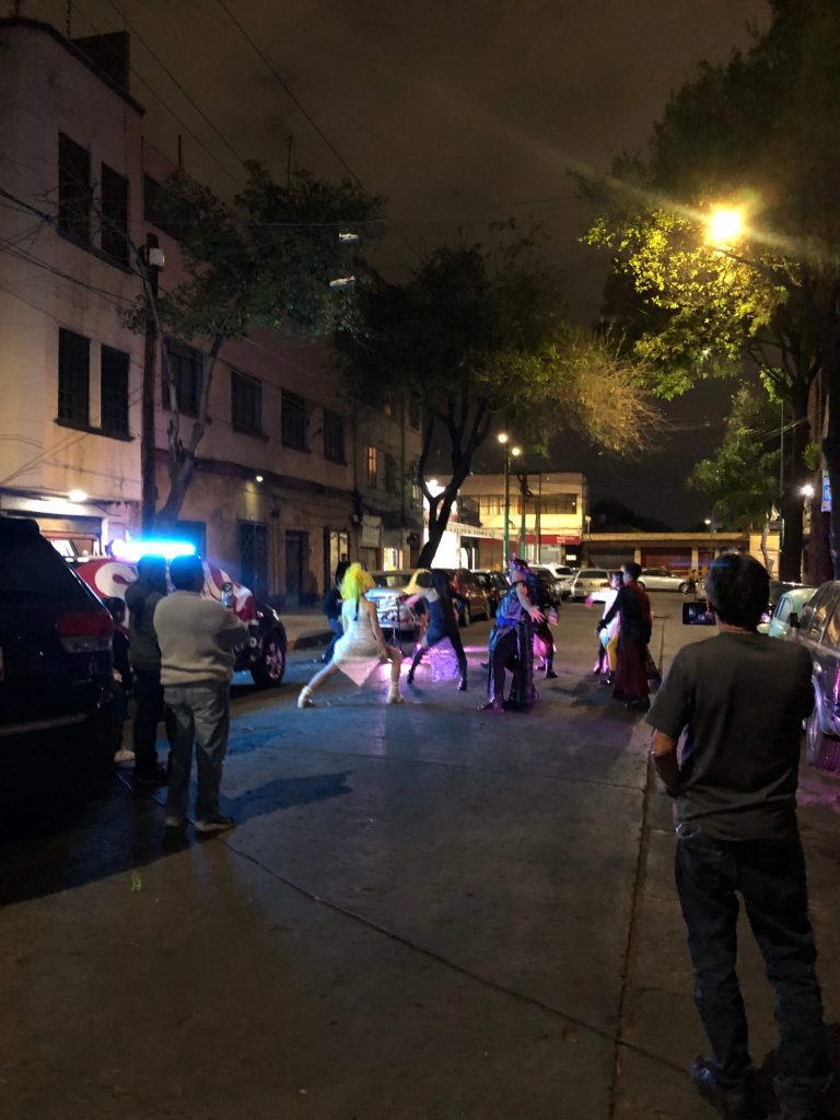 Grupo de danza contemporánea bailando en la calle. Ideas como balas.