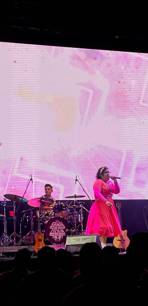 La Santa Cecilia cantando en el escenario del Foro Black Berry de la CDMX.