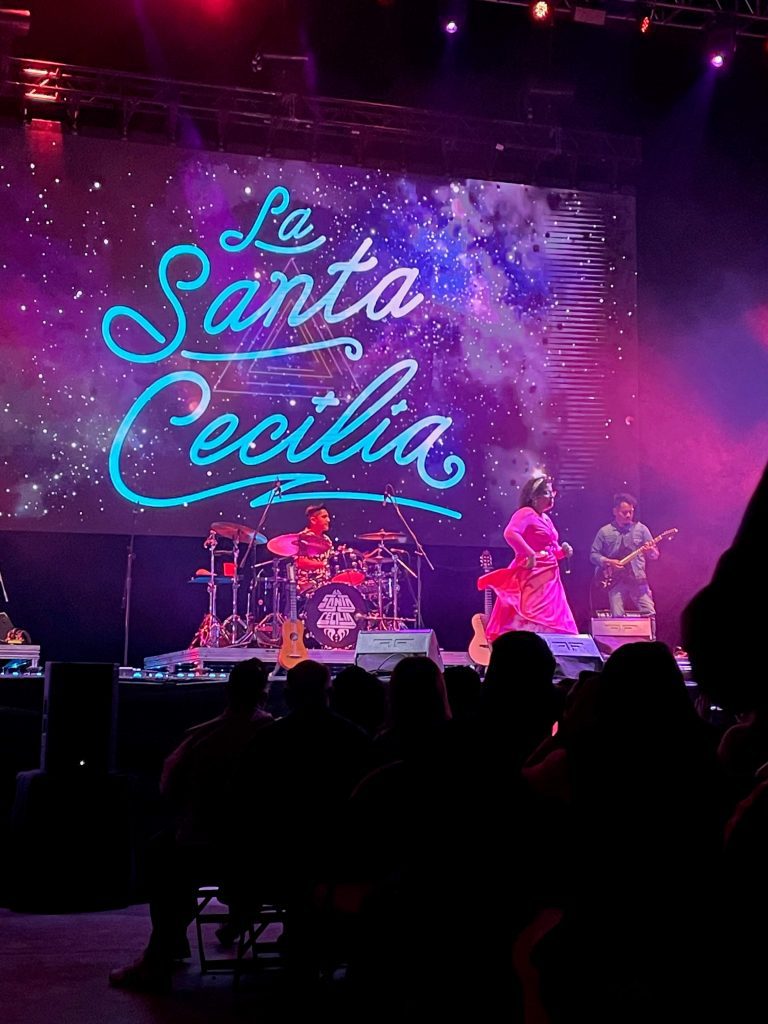 La Santa Cecilia cantando en el escenario del Foro Black Berry de la CDMX.