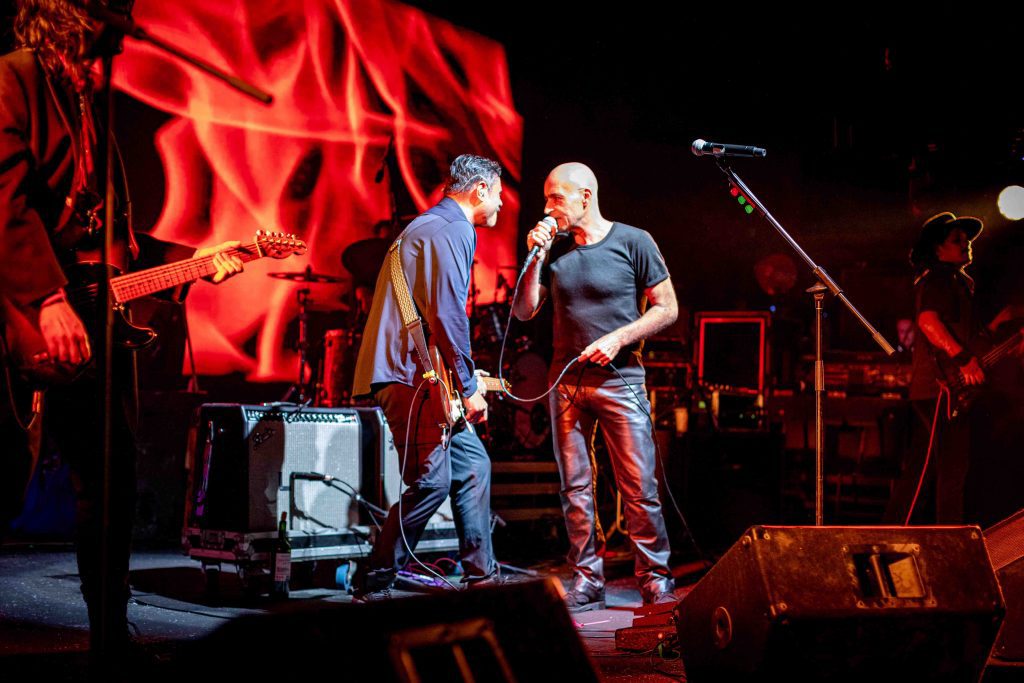 Pascual Reyes y Javier Corcobado cantando juntos en el escenario.