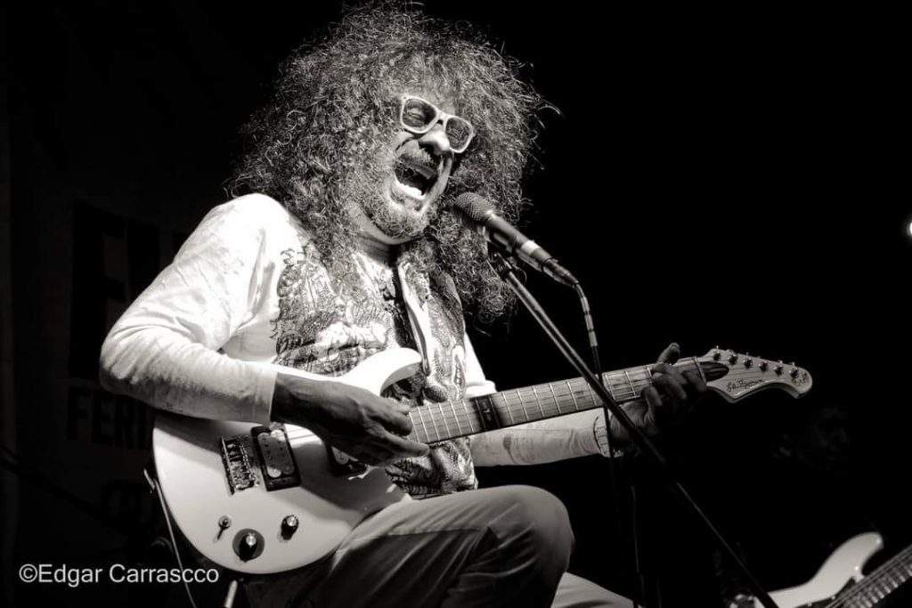 Javier Bátiz tocando la guitarra.