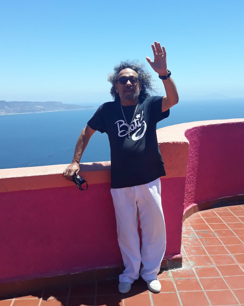 Javier Bátiz saludando en la playa