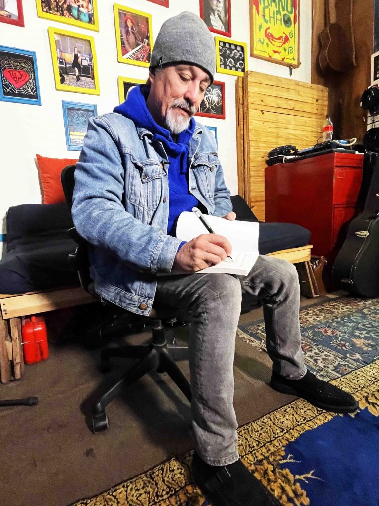 Señor González autografiándonos su libro.