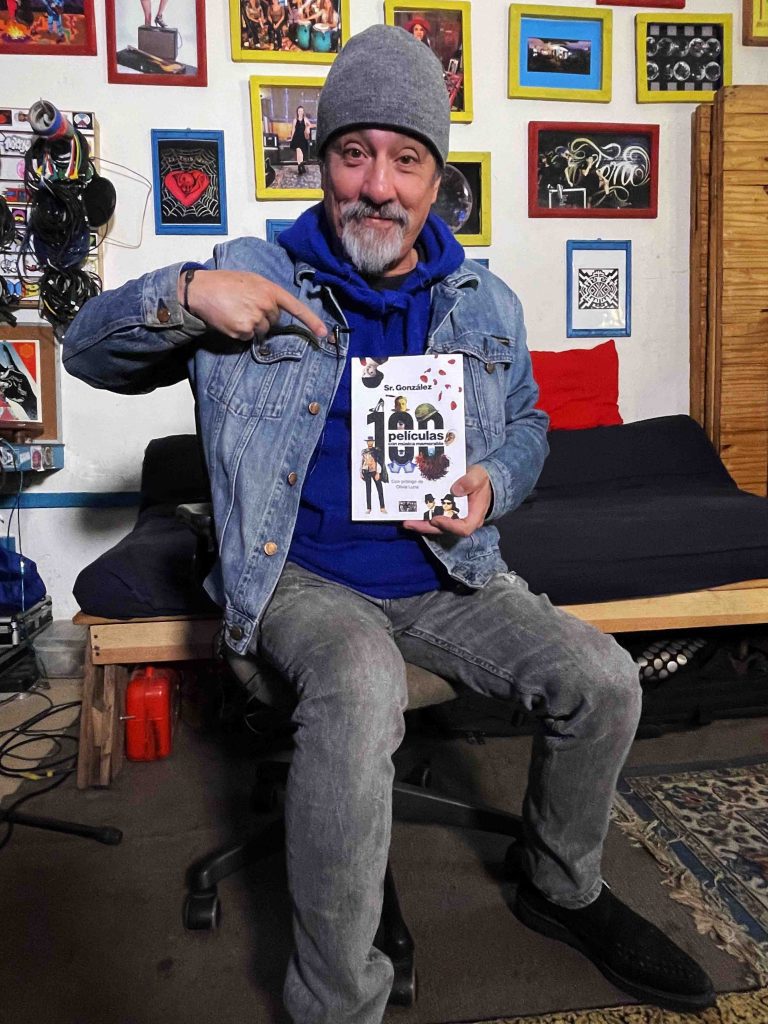 Señor González y su libro.