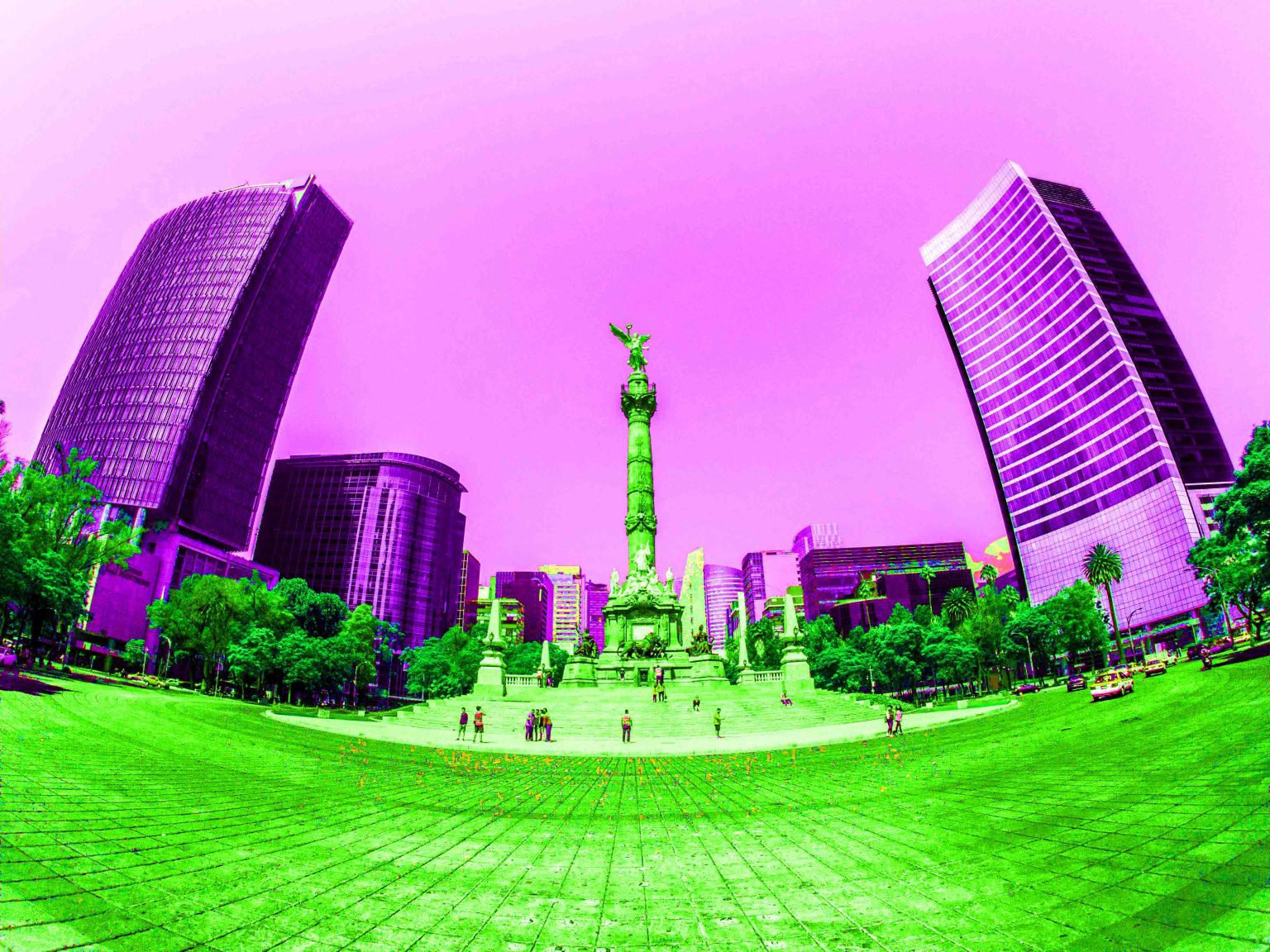 Fiesta electrónica de año nuevo en el ángel de la independencia.
